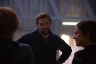 Der Schwarm – Tauchbootexperte Luther Roscovitz (Klaas Heufer-Umlauf, M.) gefällt es, die Wissenschaftlerinnen Charlie (Leonie Benesch, l.) und Alicia (Rosabell Laurenti Sellers, r.) an Board der "Thorvaldson" zu haben.