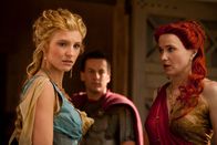 Spartacus – Glaber (Craig Parker, M.) will nicht an dem Fest teilnehmen, das Batiatus für ihn ausgerichtet hat, sondern reist nach Rom ab. Doch seine Frau Ilithyia (Viva Bianca) bleibt und besucht mit Lucretia (Lucy Lawless, M.) zum ersten Mal die Gladiatorenschule. Sie ist fasziniert von diesen Männern ...