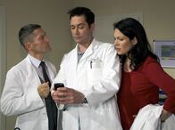 In aller Freundschaft – v.l.n.r.) Dr. Kaminski (Udo Schenk); Dr. Philipp Brentano (Thomas Koch); Elena Eichhorn (Cheryl Shepard)