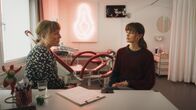 neoriginal: Bauchgefühl – Wird Lena (Laura Berlin, r.) den Abbruch durchführen? Dr. Roithner (Antje Lewald, l.) weiß, dass Lena nicht mehr viel Zeit bleibt.