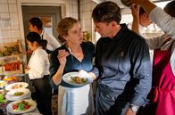 Meine Mutter ... – In der Kupferkanne gibt es jetzt Gourmet-Küche: Heidi (Margarita Broich) kostet die Kreation von Star-Koch Rufus (Stephan Luca).