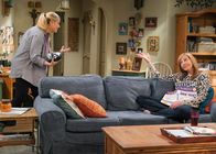 Mom – Tammy (Kristen Johnston, l.); Bonnie (Allison Janney, r.)