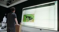 Der Code des Künstlers – Damien Henry, im Forschungslab von google arts and culture in Paris.