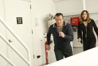 Scorpion – Während Cabe (Robert Patrick, l.), Paige (Katharine McPhee, r.), Walter und Sylvester auf einem Luxus-Liner versuchen, einer Bande das Handwerk zu legen, sind Toby und Happy an Land mit dem bevorstehenden Valentinstag beschäftigt ...
