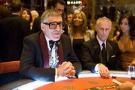 Ocean's 13 – Reuben Tishkoff (Elliot Gould, l.) ist töricht genug, mit Las Vegas berüchtigtsten Geschäftsmann Willy Banks ein neues Casino zu bauen. Doch dabei wird er derart übers Ohr gehauen, dass er mit einem Herzinfarkt im Krankenbett landet. Das ruft seinen Kumpel Danny Ocean und seine Gang auf den Plan ...