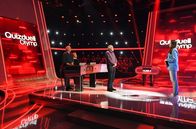 Quizduell - Olymp – Quizmasterin Esther Sedlaczek (r.) mit den Kandidat:Innen des Teams "Kulinarik": Christian Rach (l.) und Cornelia Poletto (2.v.l.), sowie dem Quiz-Profi, Eckard Freise (M.).