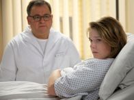 In aller Freundschaft – Tessa Sommer (Nadja Bobyleva) erzählt Pfleger Hans-Peter Brenner (Michael Trischan), wie ihre Eltern bei dem Autounfall ums Leben kamen. Sie erzählt auch, dass sie damals ihre Schwester dafür verantwortlich gemacht hat und dass sie das längst nicht mehr glaubt. Doch leider hat ihre Schwester Florentine den Tagebucheintrag jetzt gelesen. Tessa kann sich nicht mal mehr erinnern, was genau sie geschrieben hat. Brenner versucht Tessa zu trösten, doch diese will nur schnellstens nach Hause und ihrer Schwester alles erklären.
