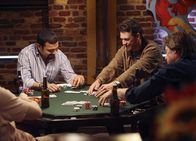 Desperate Housewives – Eine echte Männerrunde mit Bier und Karten: Carlos (Ricardo Antonio Chavira, l.), Ian (Dougray Scott, M.) und Orson (Kyle MacLachlan, r.) ...