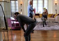Lethal Weapon – Nachdem jemand versucht hat, den Popstar Shaye (Joanna 'JoJo' Levesque, r.) zu töten, zeigt sich die Sängerin bei einer Befragung auffällig unkooperativ, sodass Riggs (Clayne Crawford, l.) und Murtaugh (Damon Wayans, M.) ahnen, dass sie irgendetwas verbergen möchte. Hat der zwielichtige Manager des Stars etwas mit dem Unfall zu tun?