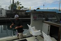 When Sharks Attack - Hai-Alarm – Fischer Rick Reger auf seinem Boot im Hafen von Honokohau.