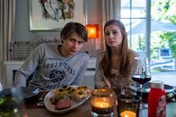 Gäste zum Essen – Leon Popov (Paul Sundheim) und seine Mutter (Josefine Preuß) sind bestürzt darüber, welchen Verlauf der Abend nimmt.