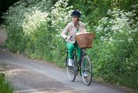 Agatha Raisin – Agatha Raisins (Ashley Jensen) Ermittlungen führen zu dem Gutshaus.