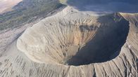 Im Land der Feuerberge – Der Gunung Bromo auf Java brach 2016 zuletzt aus. Einheimische werfen Opfergaben in den Krater, um ihn zu beruhigen.