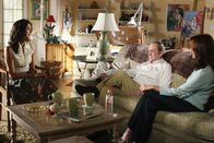 Desperate Housewives – Morty (Bob Newhart, M.) und Sophie (Lesley Ann Warren, r.) versuchen Susan (Teri Hatcher, l.) nach ihrer Trennung von Mike etwas aufzuheitern ...