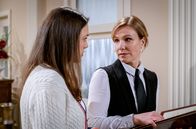Sturm der Liebe – Katja (Isabell Stern, r.) will Maxis (Katharina Scheuba, l.) Zukunft retten und redet ihr ein Geständnis aus.