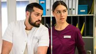 Bettys Diagnose – Die Affäre von Betty (Henrike Hahn, r.) und Tarik (Nicolas Fethi Türksever, l.) sorgt für Wirbel auf der Station.