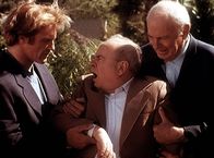 Diagnose: Mord – Steve (Barry Van Dyke, l.) und Harvey (Harvey Korman, r.), einst ein berühmter Komiker, versuchen, Harveys Partner Tim (Tim Conway, M.) zu beruhigen, der vor Wut und Eifersucht außer sich ist.