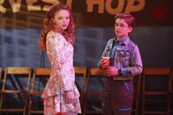 The Goldbergs – Dana Caldwell (Natalie Alyn Lind, l.); Adam Goldberg (Sean Giambrone, r.)