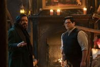 What We Do in the Shadows – Laszlo (Matt Berry, l.); Guillermo (Harvey Guillén, r.)