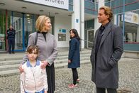 Der Alte – Caspar Bergmann (Thomas Heinze, r.) und Annabell Lorenz (Stephanie Stumph, 2.v.r.) ahnen, dass Karla Palme (Petra Zieser, 2.v.l.) alles tun würde, um ihre einzige Enkelin (Greta Perone, l.) zu behalten.