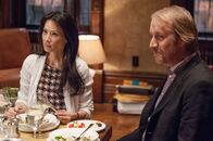 Elementary – Zum Leidwesen von Sherlock sind Mycroft (Rhys Ifans, r.) und Watson (Lucy Liu, l.) ein Paar ...