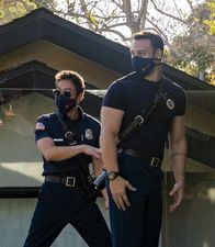 9-1-1 Notruf L.A. – Howie "Chimney" Han (Kenneth Choi, l.); Eddie Diaz (Ryan Guzman, r.)