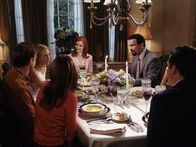 Desperate Housewives – Die perfekte Party zu Ehren Mary Alice endet in einem perfekten Chaos: Susan (Teri Hatcher, 3.v.l.), Mike (James Denton, l.), Lynette (Felicity Huffman, 2.v.l.), Bree (Marcia Cross, M.), Carlos (Ricardo Antonio Chavira, 3.v.r.), Gabrielle (Eva Longoria, 2.v.r.) und Rex (Steven Culp, r.) ...