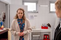 Sturm der Liebe – Stella (Daniela Galbo, l. mit Isabell Stern, r.) bemüht sich eher verhalten darum, Theos Schicht zu übernehmen.