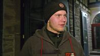 Mensch Leute – Zu Saras und Felix Baders Wohngemeinschaft gehört auch Daniel. Er ist wegen Betrug verurteilt und darf sich deshalb nur eine Armlänge von den beiden entfernen und hat auch sonst zunächst kaum Freiheiten.