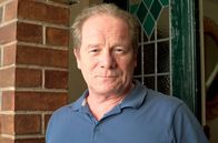 Mum – Michael (Peter Mullan) steht Cathy zur Seite.