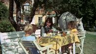 Pippi Langstrumpf – Die Anordnung der Mutter, Tommy (Pär Sundberg, l.) und Annika (Maria Persson, r.) müssten den ganzen Tag im Garten arbeiten, bringt die beiden dazu, auszureißen.