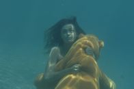 H2O - Plötzlich Meerjungfrau – Cleo (Phoebe Tonkin) rettet den Riesenteddybären aus dem Wasserbecken im Freizeitpark. Ihre Schwester Kim hatte ihn wütend hineingeworfen, nachdem Elliot lieber Achterbahn gefahren war, als ihr ein neues Eis zu spendieren.