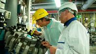 Die Tricks ... – Jo Hiller in der Ramipril-Wirkstoffproduktion Frankfurt Höchst mit Thorsten Naumann, Forschung und Entwicklung Euroapi.