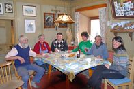 Zu Tisch ... – Die Familien Rabanser und Bernardi beim gemeinsamen Mittagessen.