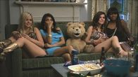 Ted – Muss sein Leben endlich selbstständig ohne John auf die Reihe bekommen: Ted (M.) ...