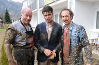 Vier Frauen und ein Todesfall – (v.li.) Charly Rabanser (Salchegger), David Christopher Roth (Rocco), Michael Ostrowski (Franzi).