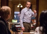 Elementary – Sherlock Holmes (Jonny Lee Miller, M.) bekommt Besuch von seinem Bruder Mycroft (Rhys Ifans, l.), der ihn und Watson (Lucy Liu, r.) bittet, einen Fall zu lösen, in den seine ehemalige Verlobte verwickelt ist ...