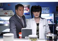 Navy CIS – L-R: Anthony DiNozzo (Michael Weatherly) und Abby Sciuto (Pauley Perrette)