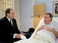 In aller Freundschaft – Dr. Konrad Fuchs (Gerd Udo Feller, links) hat im Nachlass seiner Frau eine Hotelrechnung gefunden, die ihn vermuten lässt, dass seine verstorbene Frau ein Verhältnis mit einem anderen Mann hatte. Als er seinen Bruder Henning Fuchs (Wilfried Dziallas) danach fragt, weiß er angeblich von nichts.