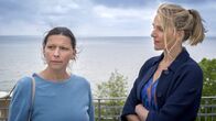 Praxis mit Meerblick – Nora (Tanja Wedhorn, re.) hört sich die Sorgen von Astrid (Nele Rosetz) an.