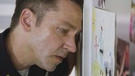 Hawaii Five-0 – Der Mord an zwei Touristen führt das Five-0 Team zu einem Mann (Michael Weston) mit einer gespaltenen Persönlichkeit: In ihm wohnen einerseits ein Gewalttäter und andererseits ein Kind ...