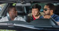 Ride Along: Next Level Miami – Während ihrer Ermittlungsarbeit müssen James Payton (Ice Cube, r.) und Ben Barber (Kevin Hart, l.) immer wieder auf das Wissen des Hackers AJ (Ken Jeong, M.) zurückgreifen.
