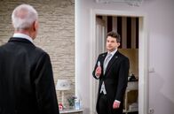 Sturm der Liebe – ARD STURM DER LIEBE FOLGE 4654 Uhr im ERSTEN. Fritz (Thimo Meitner r.) und Alfons (Sepp Schauer l.) fragen sich irritiert, was mit Christoph los ist.