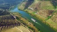 Portugals wilder Norden – Der Douro fließt durch den Norden Portugals und mündet bei Porto in den Atlantik. Das Douro-Tal ist das älteste geschützte Weinanbaugebiet der Welt und seit 2001 UNESCO-Weltkulturerbe. Nur Wein, der hier angebaut wird, darf sich Portwein nennen.