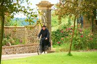 Father Brown – Father Brown (Mark Williams) muss sich beeilen, um den Mörder von Henry zu finden. Der wurde während einer Weinprobe auf einem Weingut umgebracht.