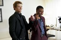 MacGyver – Der Plan ist gescheitert und trotzdem verlieren MacGyver (Lucas Till, l.) und sein Freund und Kollege Bozer (Justin Hires, r.) nie den Humor. Ob sie es trotzdem noch schaffen, die Terroristen aufzuhalten?