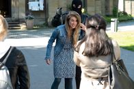 SOKO Stuttgart – Alles nur Show: Katja Schräter (Corinne Steudler, M.) ist bekannt für ihre theatralischen Stadtführungen. Sie begleitet die Touristen an die schaurigsten Tatorte Stuttgarts. Dass eine ihrer Führungen selbst in einem Mord enden würde – nämlich ihrem eigenen – ahnt zu diesem Zeitpunkt noch keiner.