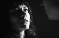 Die Theorie von Allem – Die geheimnisvolle Pianistin Karin (Olivia Ross) zieht Johannes (Jan Bülow) in ihren Bann, doch etwas stimmt nicht mit ihr: Sie weiß Dinge über ihn, die sie gar nicht wissen kann.