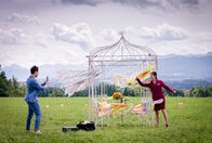 Sturm der Liebe – Massimo (Philip Birnstiel, l.) und Olivia (Soraya Bouabsa, r.) haben einen vergnügten Moment bei der Arbeit.