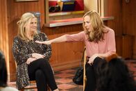 Mom – Tammy (Kristen Johnston, l.) und Bonnie (Allison Janney, r.)